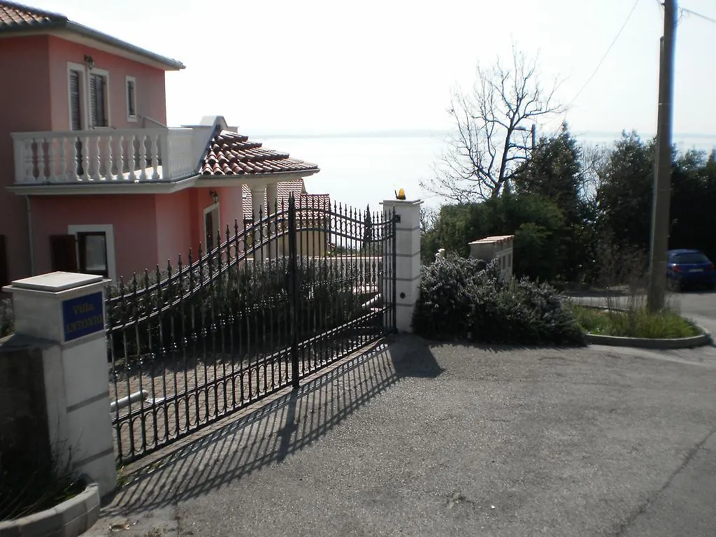 Villa Antonio Οπατία 0*,