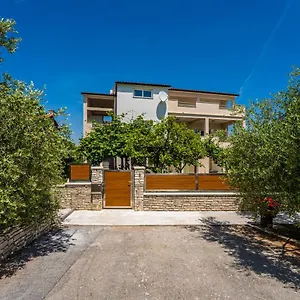https://apartmani-mirela-banjole.pula-hotels.org